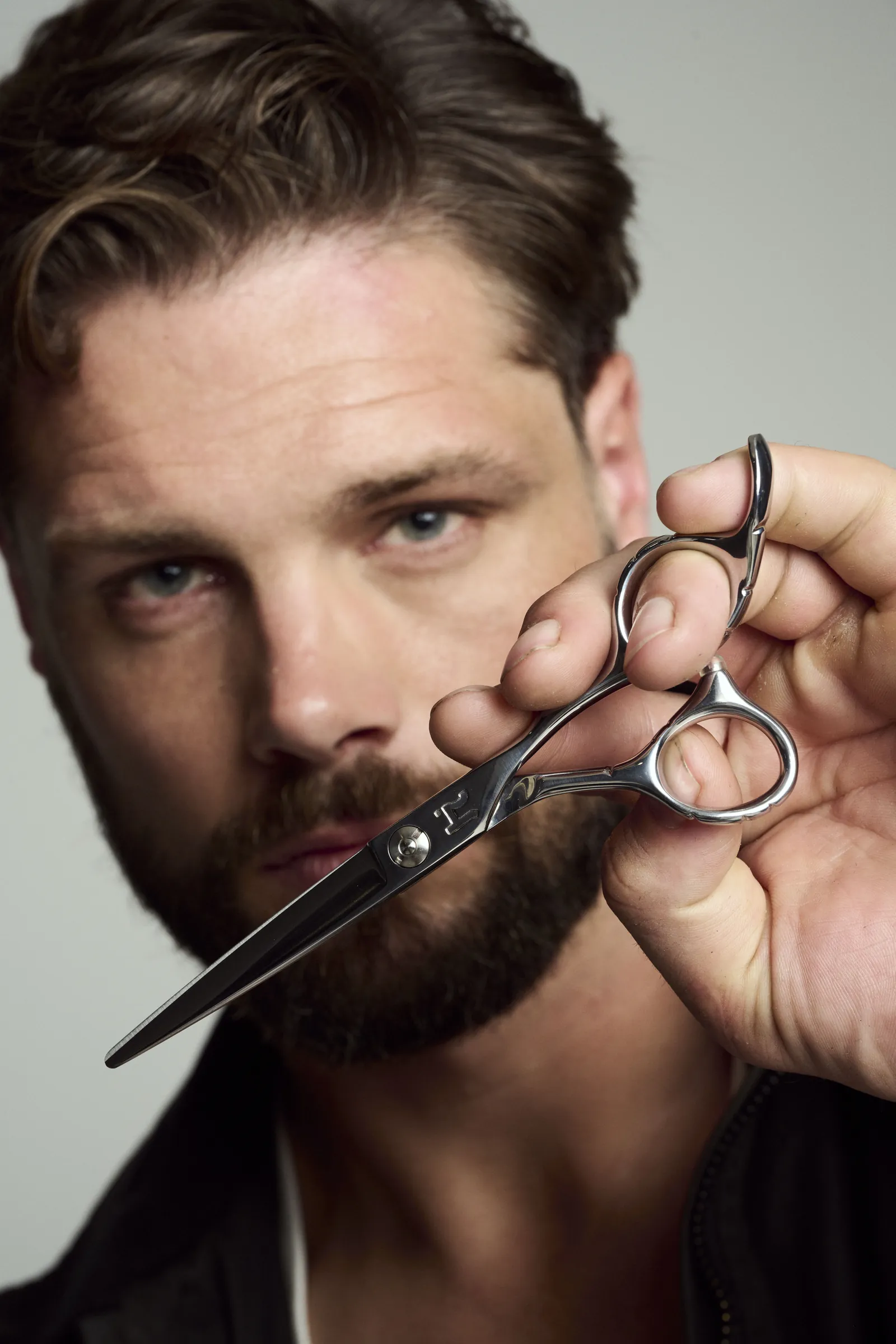 Model holding a Hanzo Mamba shear