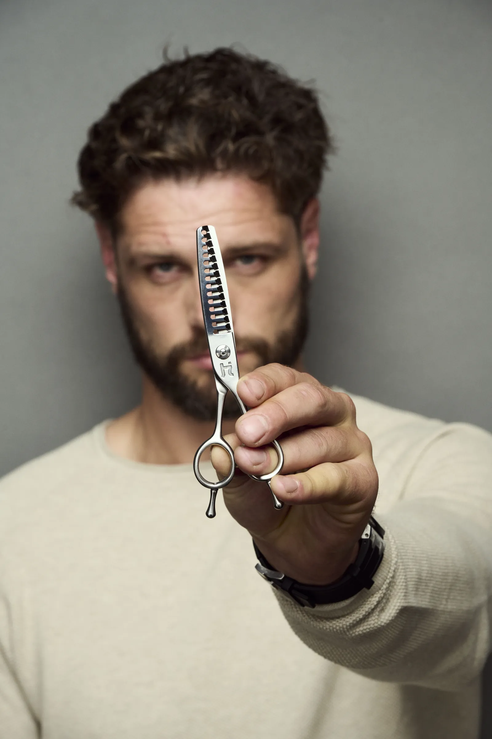 Model holding a Hanzo texturizer